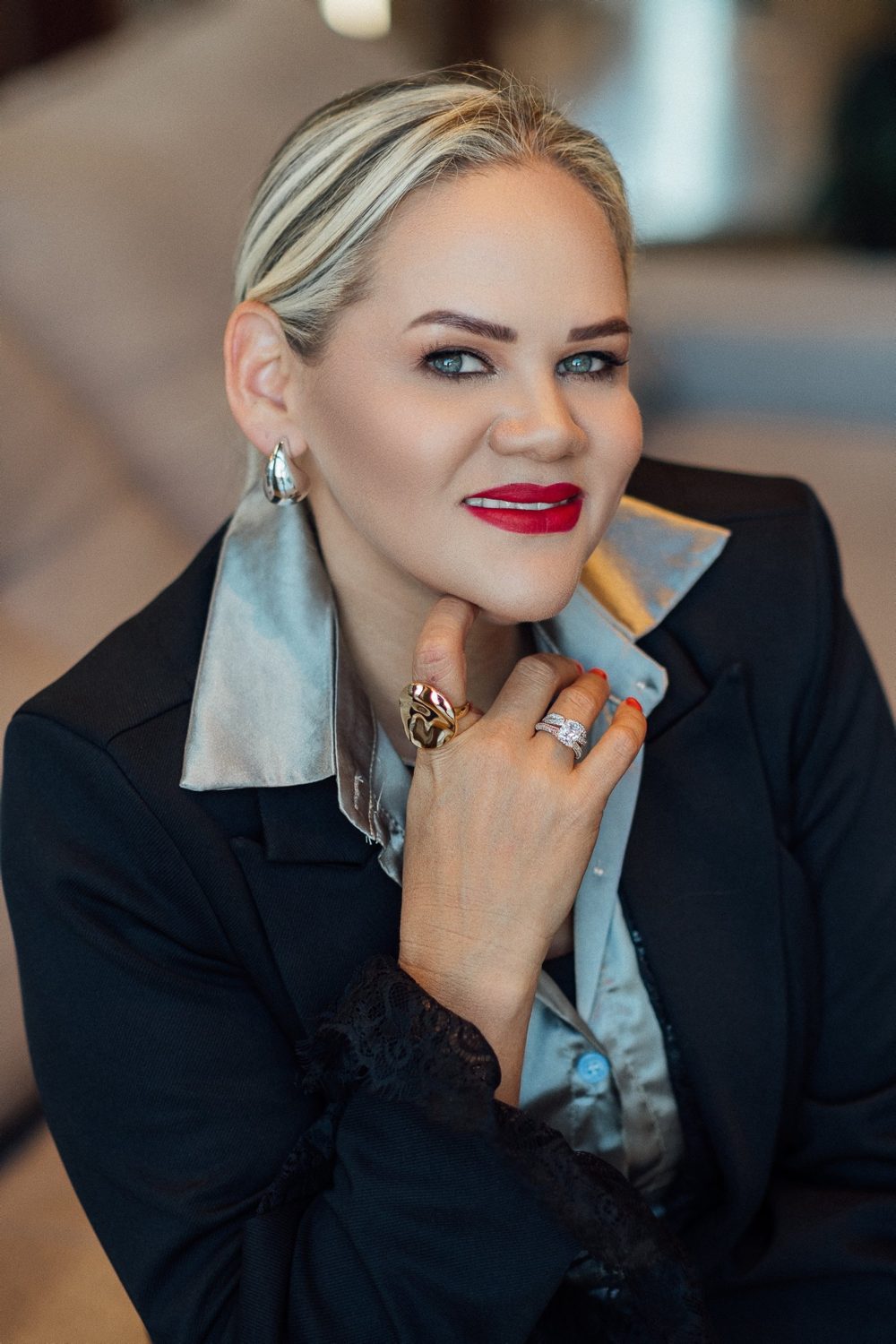 Paula Teixeira, sorrindo, de blazer preto