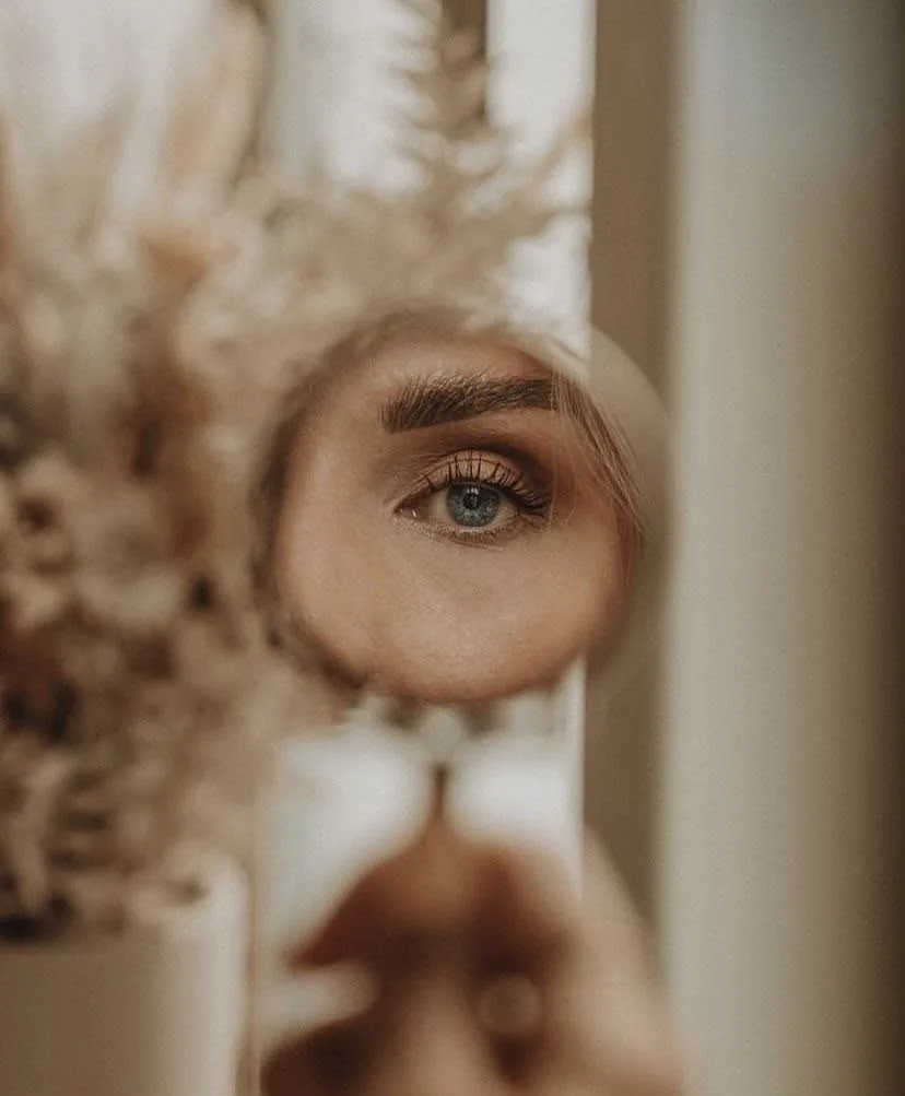 Reflexo de um olhar num pequeno espelho