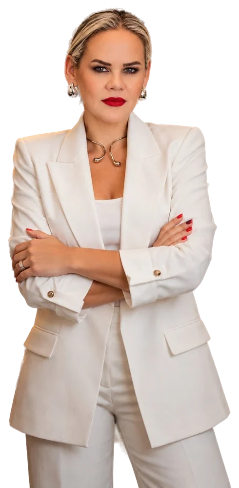 Paula Teixeira, de terno branco e braços cruzados
